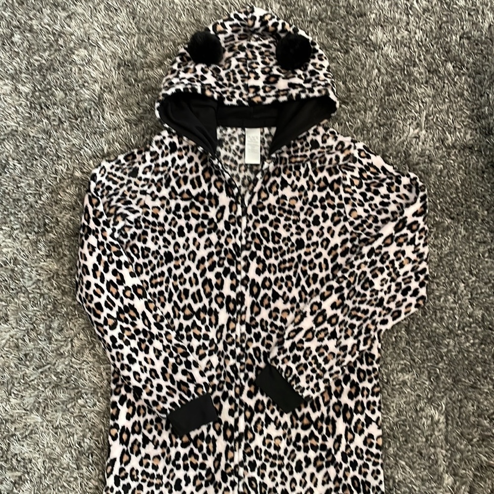 BNWOT Womens Leopard Print Onesie size XS pajamas sleepwear
